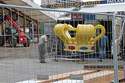 Wiesnaufbau 03.08.2009: die Krone vom Hofbräu Zelt wird ausgepackt (©Foto: Martin Schmitz)
